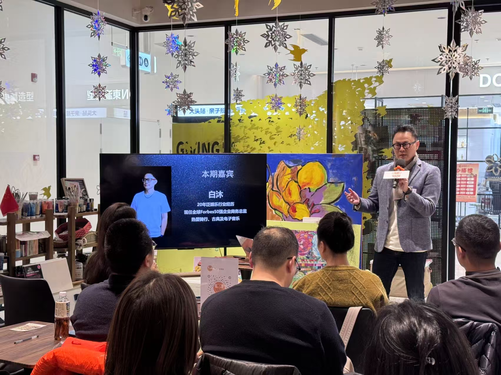 TALK8 分享现场，书友围坐聆听嘉宾分享